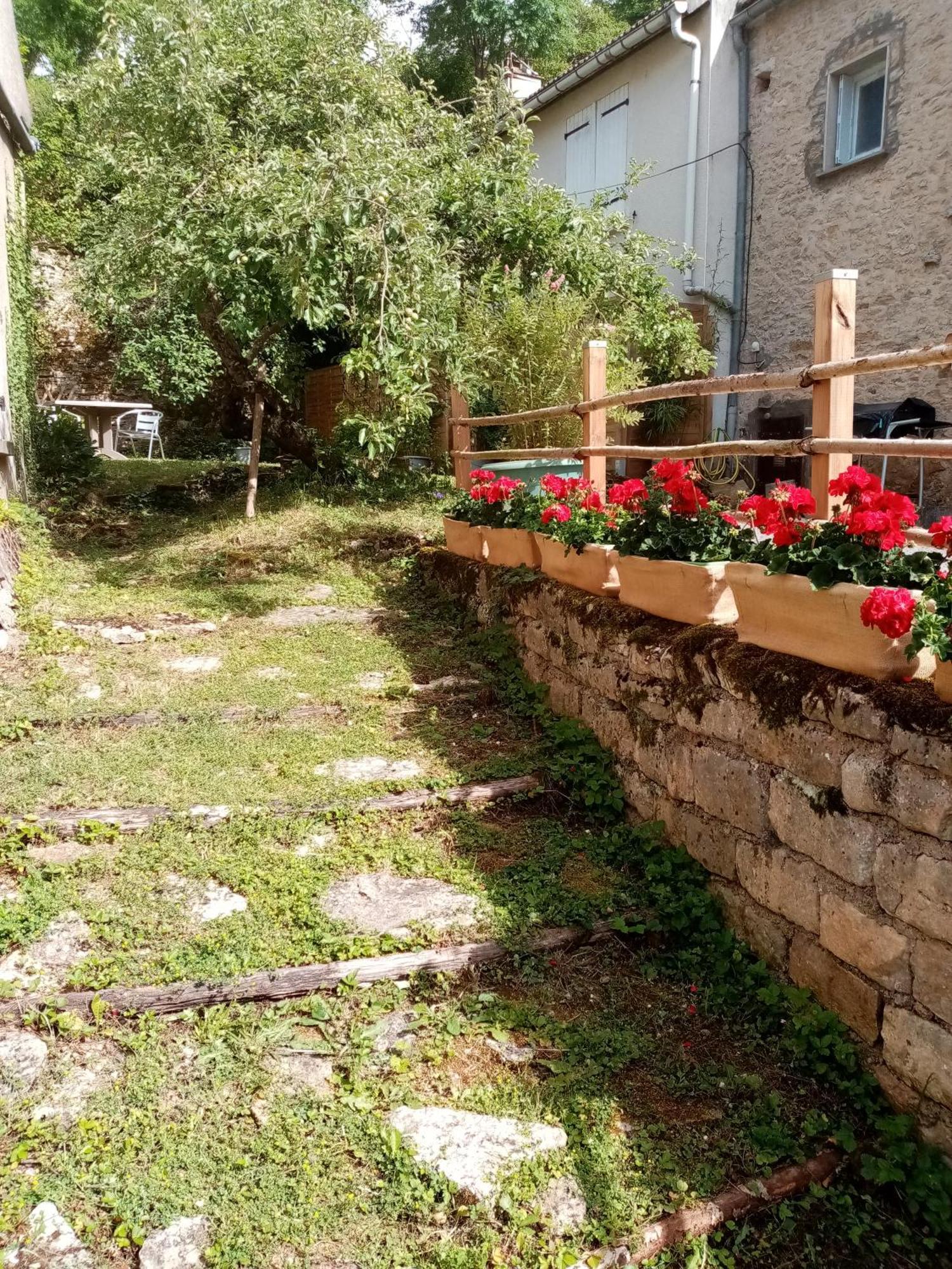 Gite Les 27 Roses Et Plus Chatel-Censoir Bagian luar foto