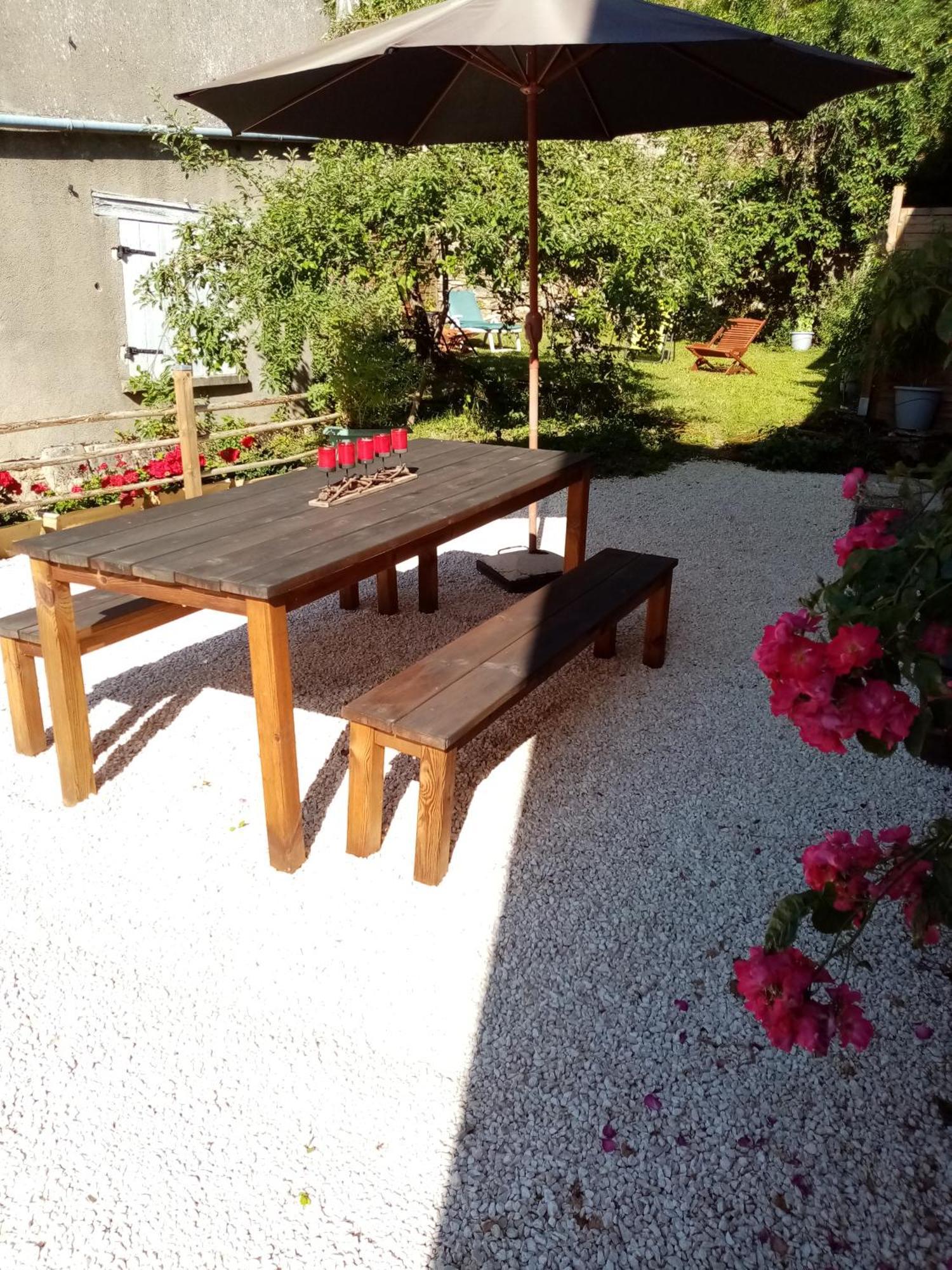 Gite Les 27 Roses Et Plus Chatel-Censoir Bagian luar foto